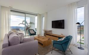 Telewizja i/lub zestaw kina domowego w obiekcie Villa Eliseo - private pool and sea views I 2400
