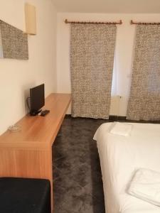 TV a/nebo společenská místnost v ubytování Serhan Hotel