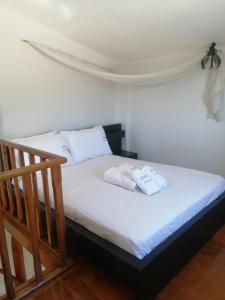 1 dormitorio con 1 cama con 2 toallas en Olive Tree House II, 
