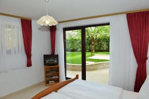 - une chambre avec un lit et une grande fenêtre dans l'établissement Apartments Mina, à Poreč