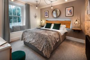 Llit o llits en una habitació de Windermere Central Hotel - Central Lake District Unmanned Hotel in Windermere