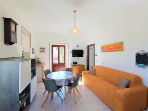 een woonkamer met een bank en een tafel bij La Maggiolina in Baveno