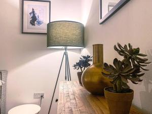 um quarto com um candeeiro e uma planta sobre uma mesa em Designer Furnished - Entire Apartment Sliema 1B by Solea em Sliema