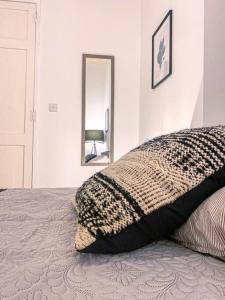 um quarto com uma cama com uma almofada e um espelho em Designer Furnished - Entire Apartment Sliema 1B by Solea em Sliema