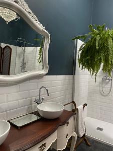 uma casa de banho com um lavatório e um espelho em Casa das Amendoeiras em Silves