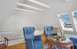 - un salon avec deux chaises bleues et une table dans l'établissement 1 Bedroom Beautiful Apartment In Sejer, à Sejerby