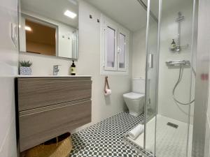 W łazience znajduje się prysznic, umywalka i toaleta. w obiekcie Casa da Fonte w mieście Ourense