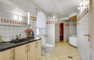 Ένα μπάνιο στο Nice Apartment In Esbjerg V With Wifi