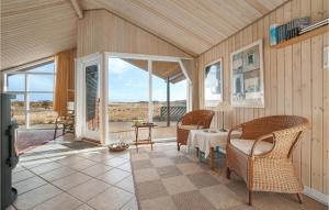 Posezení v ubytování 3 Bedroom Lovely Home In Frøstrup