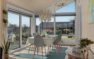 een eetkamer met een witte tafel en stoelen bij Gorgeous Home In Haarby With Kitchen in Hårby