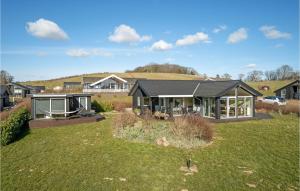ein Haus mit einem großen Hof mit einem Haus in der Unterkunft Gorgeous Home In Haarby With Kitchen in Hårby