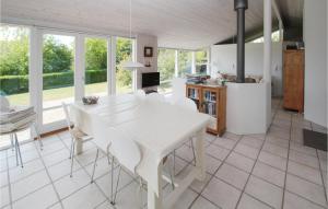 Kuchyň nebo kuchyňský kout v ubytování Amazing Home In Samsø With Kitchen