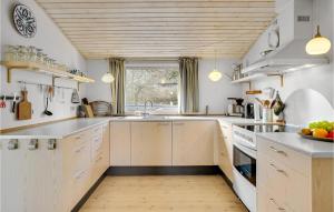Una cocina o cocineta en Amazing Home In Nykøbing Sj With Wifi