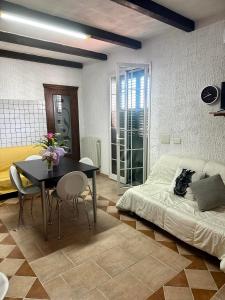 a room with a bed and a table and chairs at Casa Antonella in Pozzallo