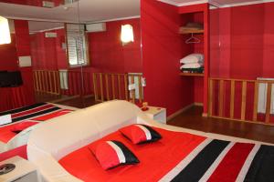Giường trong phòng chung tại Monte Carlo Love Porto