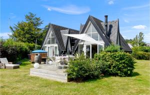 Sønderby的住宿－Nice Home In Sydals With Wifi，庭院中带甲板和烧烤的房子