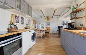 y cocina con lavadora y secadora. en Nice Home In Sydals With Wifi en Sønderby