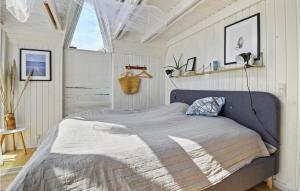 um quarto com uma cama grande e uma janela grande em Nice Home In Sydals With Wifi em Sønderby