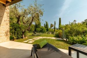 a garden with a bench and a picnic table at Lamasu RioVerde - Lago di Garda in San Felice del Benaco