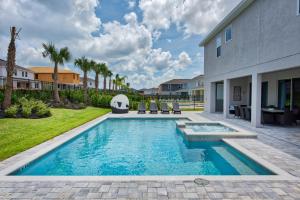 una piscina en el patio trasero de una casa en Gorgeous Home with Loft Area & Themed Rooms near Disney by Rentyl - 7687F, en Orlando