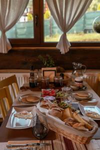 une table recouverte d'assiettes et de plats dans l'établissement Tripsylvania Tiny House, à Şirnea