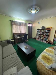 een woonkamer met een bank en een salontafel bij calmsutra in Kathmandu