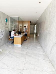 ブエノスアイレスにあるEspectacular en lo mejor de Belgrano sobre Libertadorの二人の職場の机上