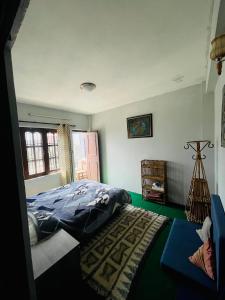 ein Schlafzimmer mit einem Bett und einem Teppich in der Unterkunft calmsutra in Kathmandu