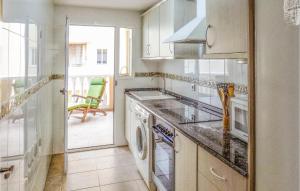 - une cuisine blanche avec un évier et un lave-vaisselle dans l'établissement Stunning Apartment In El Grau De Moncofa With Outdoor Swimming Pool, à Moncofa