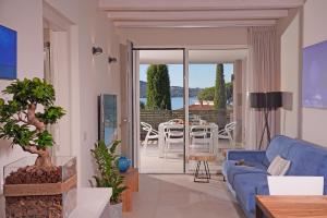 een woonkamer met een blauwe bank en een tafel bij Lamasu RioVerde - Lago di Garda in San Felice del Benaco