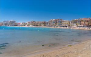 - une vue sur une plage avec des bâtiments en arrière-plan dans l'établissement Gorgeous Apartment In Torrevieja, à Torrevieja