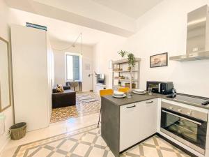 Il comprend une cuisine et un salon avec un comptoir. dans l'établissement Entire Studio Apartment in Sliema 2A By Solea, à Sliema