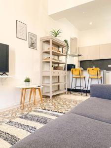 Il comprend un salon avec un canapé et des chaises ainsi qu'une cuisine. dans l'établissement Entire Studio Apartment in Sliema 2A By Solea, à Sliema