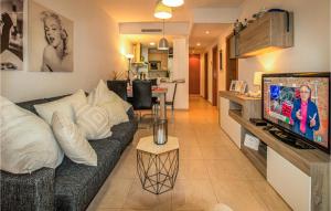 ein Wohnzimmer mit einem Sofa und einer Küche in der Unterkunft Gorgeous Apartment In Moraira With Outdoor Swimming Pool in Moraira