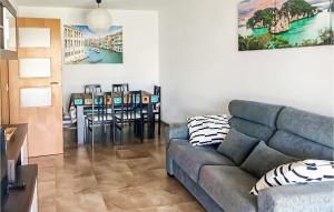 uma sala de estar com um sofá e uma mesa em Awesome Apartment In Sant Jordi With Kitchenette em Sant Jordi