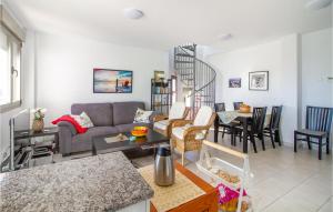 Posezení v ubytování Cozy Apartment In El Campello With Wifi