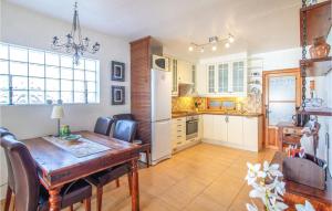 een keuken en eetkamer met een houten tafel bij 2 Bedroom Cozy Home In Orihuela in Orihuela