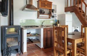 Kuhinja ili čajna kuhinja u objektu Stunning Home In Algatocin With House A Mountain View