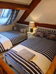 1 dormitorio con 2 camas y ventana en Newditch Farm Accommodation en Bristol