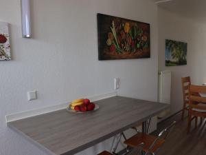 a table with a bowl of fruit on top of it at Ferienwohnung Ernatsreute in Überlingen