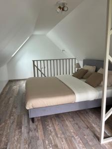 Łóżko lub łóżka w pokoju w obiekcie La petite maison de Kerguiniou