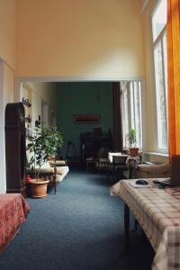 提比里斯的住宿－At Funicular Hostel，带两张床的房间和客厅