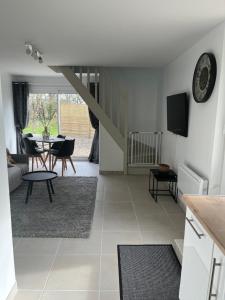salon ze stołem i schodami w obiekcie La petite maison de Kerguiniou w mieście Glomel