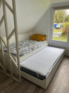 Łóżko lub łóżka w pokoju w obiekcie La petite maison de Kerguiniou