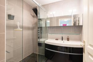 y baño con lavabo y ducha acristalada. en Costebelle Vue Mer 2ch/4p Terrasse Garage privatif en Hyères