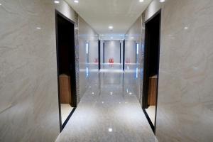 un pasillo de un edificio con un espejo en la pared en 龍江大飯店 en Shuili