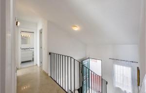 Fotografia z galérie ubytovania Stunning Apartment In Benalmádena v destinácii Benalmádena