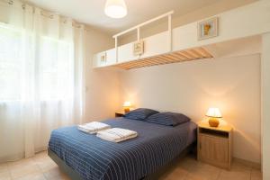 um quarto com uma cama com duas toalhas em Costebelle Vue Mer 2ch/4p Terrasse Garage privatif em Hyères