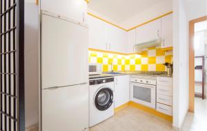 Η κουζίνα ή μικρή κουζίνα στο Amazing Apartment In Oropesa Del Mar
