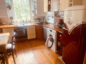 a kitchen with a washing machine and a washer at Gemütliches Haus im grünen in NFO in Niederfinow +36 photos